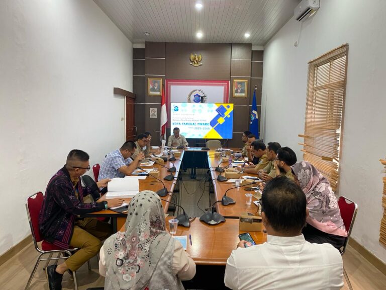 Bahas Perda RT/RW. Rapat Komisi IV Anggota DPRD Kota Pangkalpinang